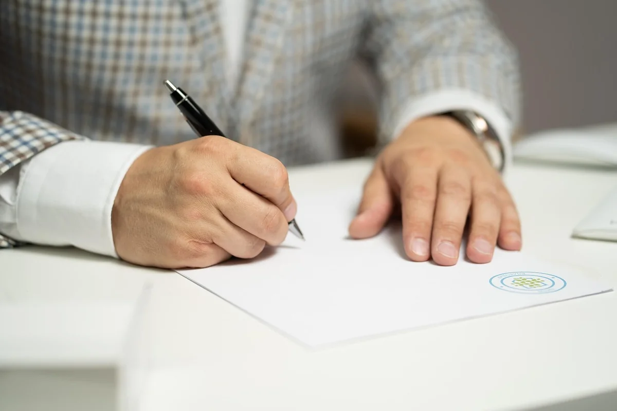 Signature P.O. ou PP : ne confondez plus